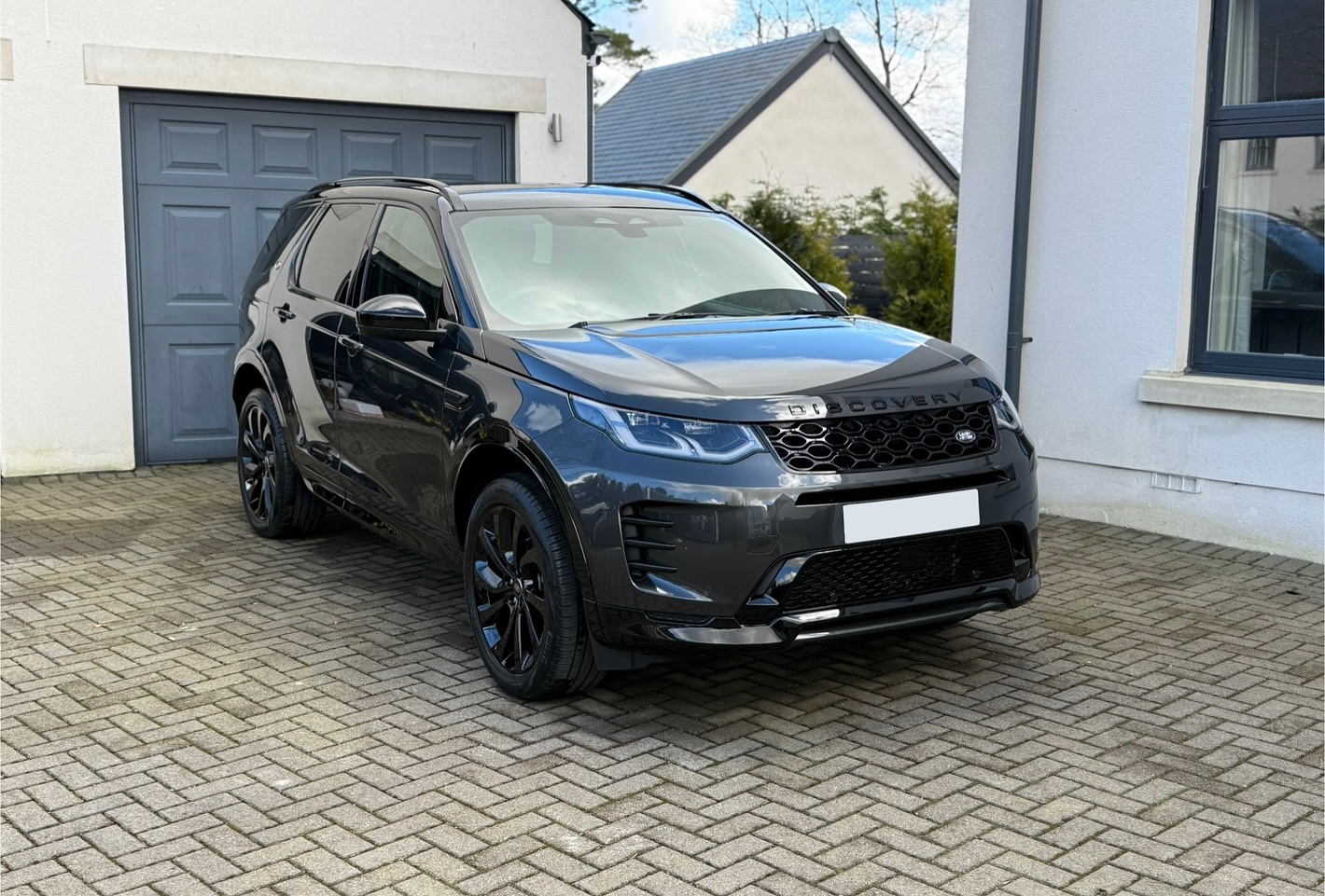 Black Land Rover Discovery in Edinburgh